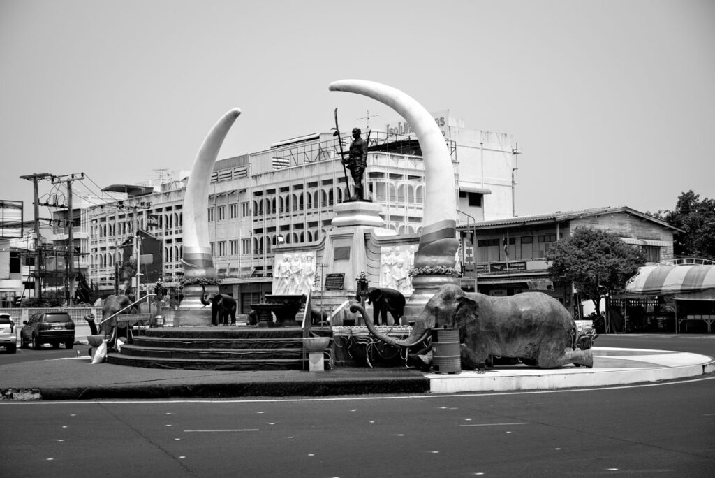 Phraya Surin Phakdi Si Narong Changwang (Pum) Monument
