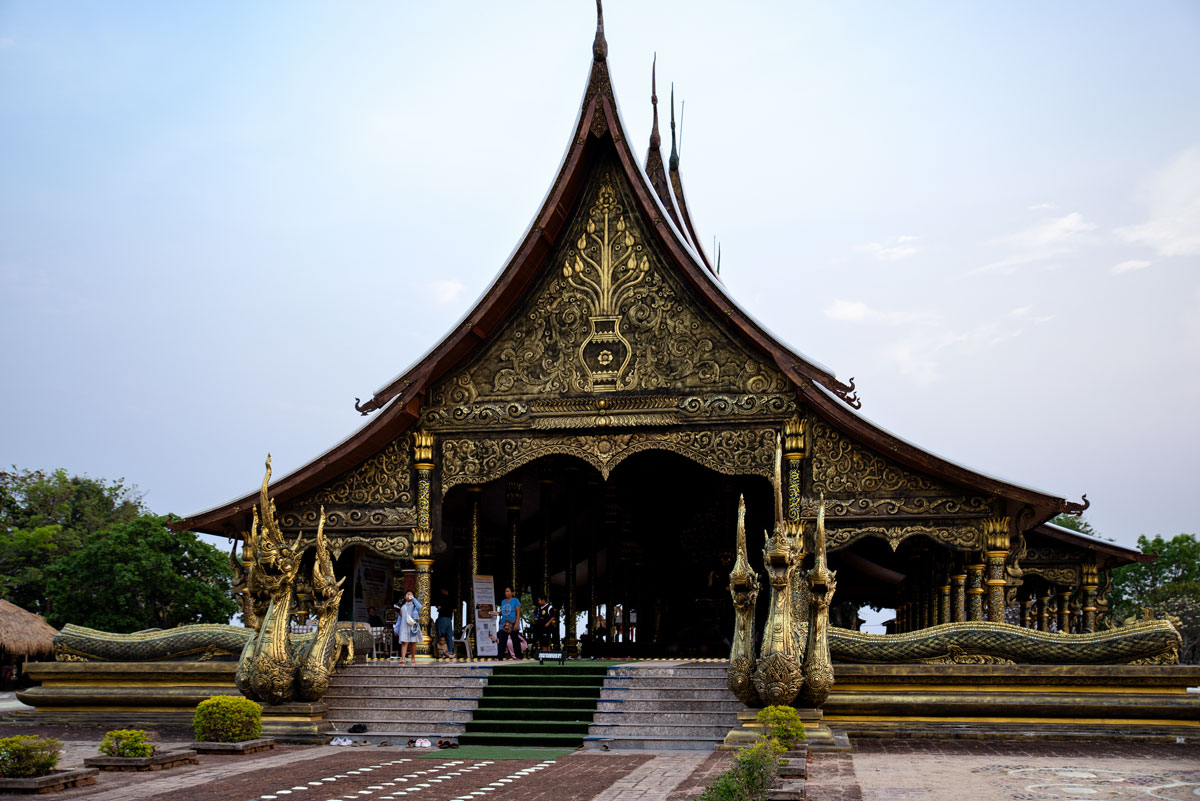Wat Sirindhorn Wararam Phu Phrao