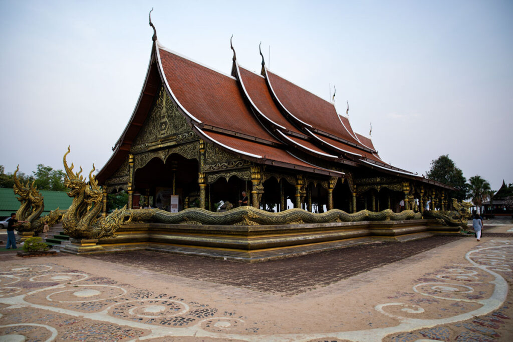 Wat Sirindhorn Wararam Phu Phrao